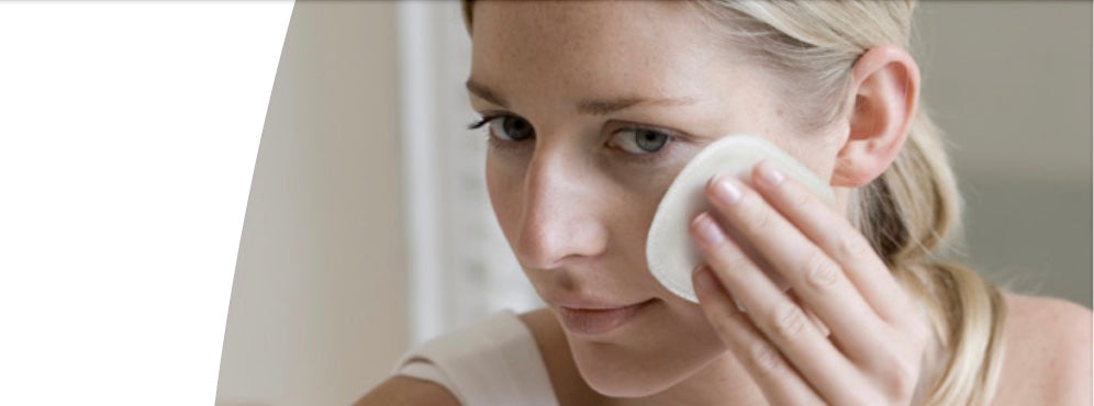 Texte alternatif :Femme utilisant un coton réutilisable pour le soin du visage.