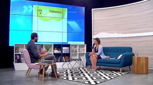 Texte alternatif :Émission télévisée 'Les tendances d'Emma' avec deux intervenants en discussion sur un plateau moderne.
