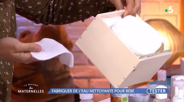 Texte alternatif :Démonstration de fabrication d'eau nettoyante pour bébé avec des lingettes réutilisables.