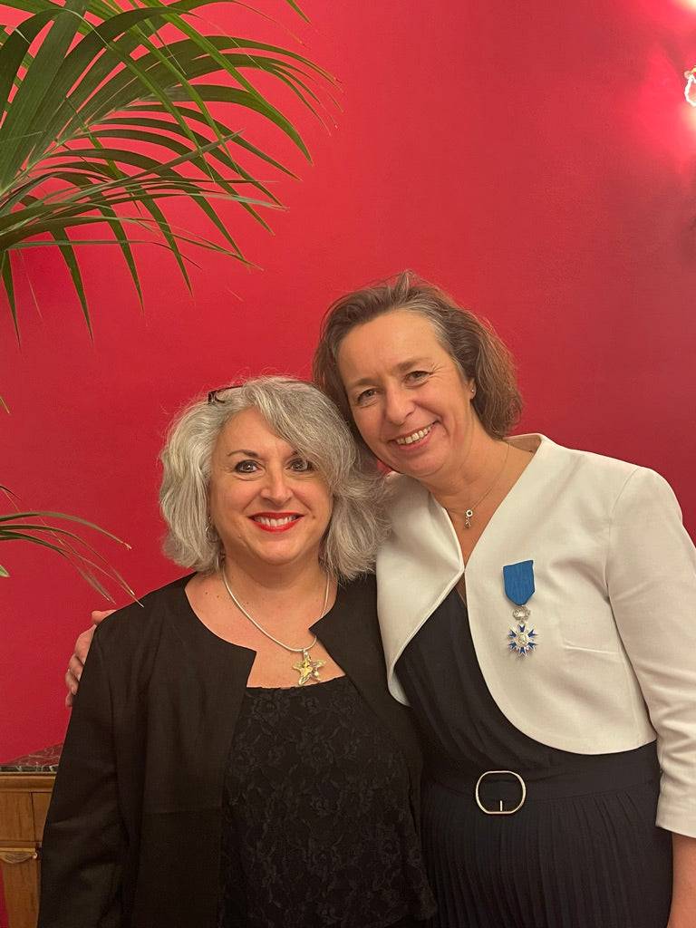 Emma créatrice des tendances d'Emma et magali alias "Nice Souris" lors de la remise de médaille de l'ordre national du mérite à Emmanuelle LAMASSIAUDE