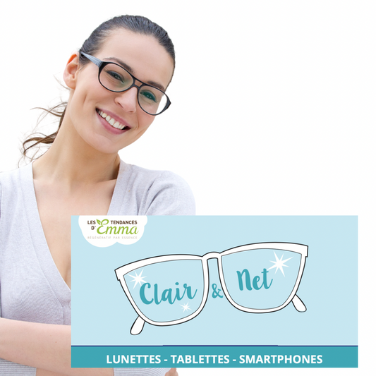 Femme souriante portant des lunettes avec un emballage de lingettes lunettes écologiques Clair et Net, idéales pour nettoyer lunettes, tablettes et smartphones sans trace.