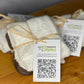 Kit Eco Test Maison avec essuie-tout réutilisable, étiquettes QR code et liens en ficelle, posé sur une table en bois.