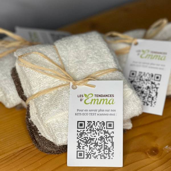 Kit Eco Test Maison avec essuie-tout réutilisable, étiquettes QR code et liens en ficelle, posé sur une table en bois.