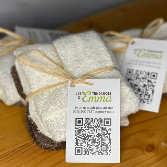 Kit Eco Test Maison avec essuie-tout réutilisable, étiquettes QR code et liens en ficelle, posé sur une table en bois.