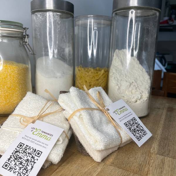 Essuie-tout réutilisable du Kit Eco Test Maison placé près de bocaux de cuisine contenant farine, pâtes et grains.