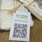 Zoom sur un essuie-tout lavable du Kit Eco Test Maison avec une étiquette QR code pour plus d'informations.