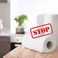 Essuie-tout jetable sur une table de cuisine avec un tampon rouge 'STOP', mettant en avant l'alternative lavable.