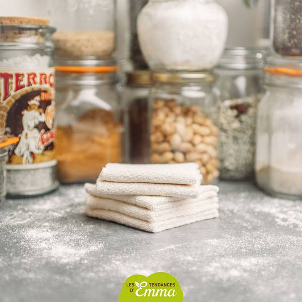 Essuie-tout lavables blancs empilés dans une cuisine minimaliste, idéal pour réduire les déchets et économiser.