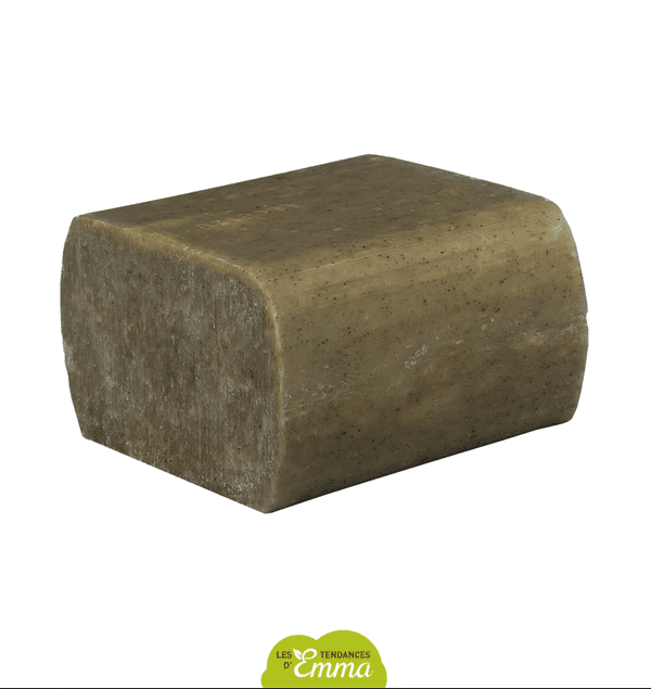 Savon détachant solide naturel en gros plan, idéal pour un nettoyage efficace et écologique des vêtements.