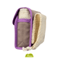 Pochette de voyage violette avec bordures en tissu et filet de lavage en coton inclus dans le Kit Eco Belle Mini pour un usage écologique. Vacance eco responsables. 
