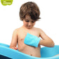 Enfant utilisant un gant de toilette bleu adapté à sa taille, idéal pour apprendre à se laver de manière autonome dans la salle de bain.