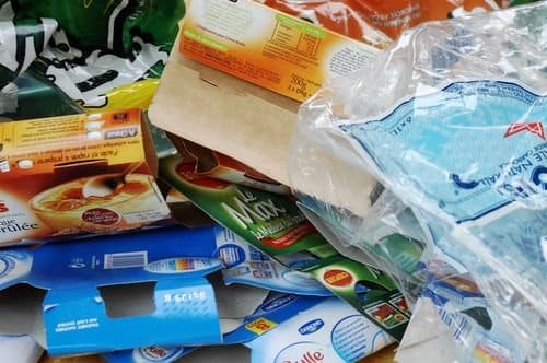 Le suremballage : une montagne de déchets d'emballages alimentaires cartons et plastiques ! 