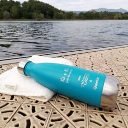 Ki C Ki fait du sport avec la serviette de toilette en bambou ultra absorbante de Les Tendances d'Emma et la bouteille en inox zéro déchet Qwetch